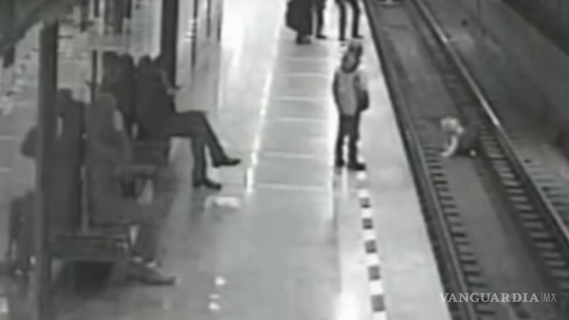 Por ir jugando con su celular un niño cae a las vías del tren en Rusia; hombre lo rescata