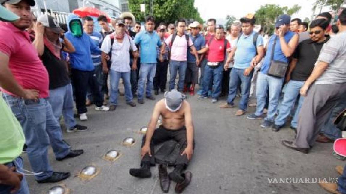 Maestros de la CNTE retienen a presunto policía infiltrado en Chiapas
