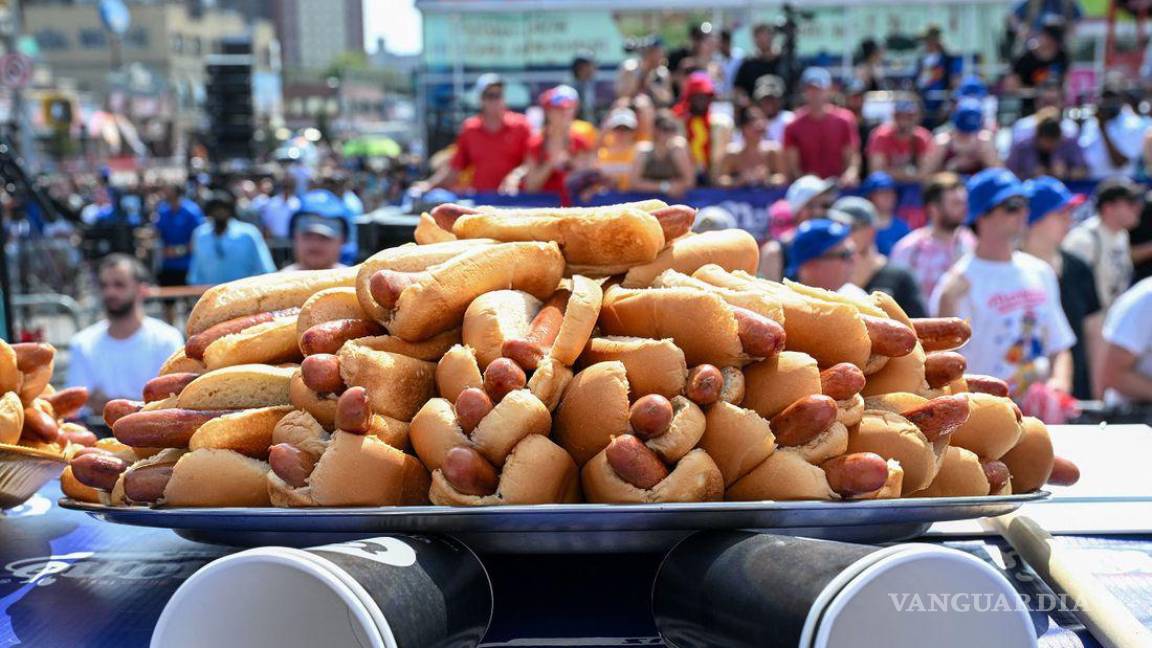 Revalida hombre su título al comer 62 hot dogs por el 4 de julio