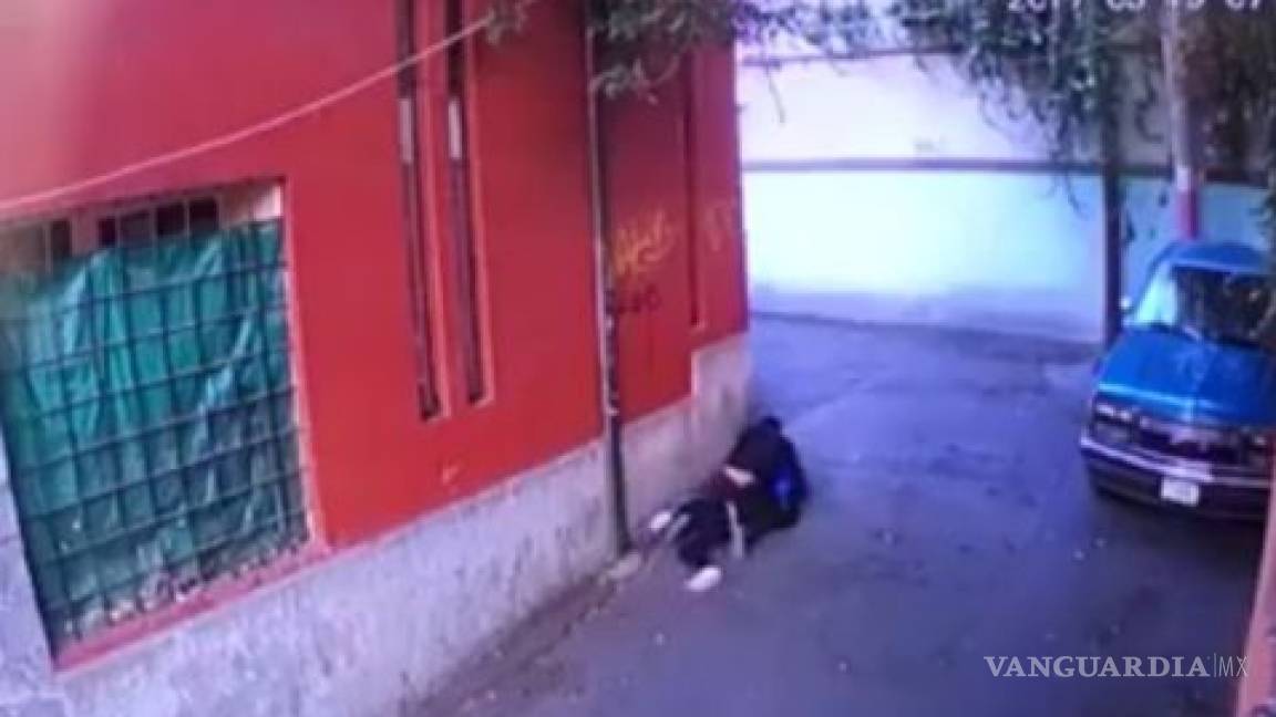 Taxista intenta violar a joven en calle de Tlalpan; cámaras lo graban