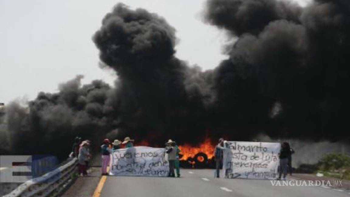 Pobladores bloquean carretera en Puebla, exigen liberar a huachicoleros y entregar cuerpos de abatidos