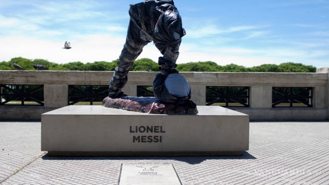 Decapitan y mutilan estatua de Messi