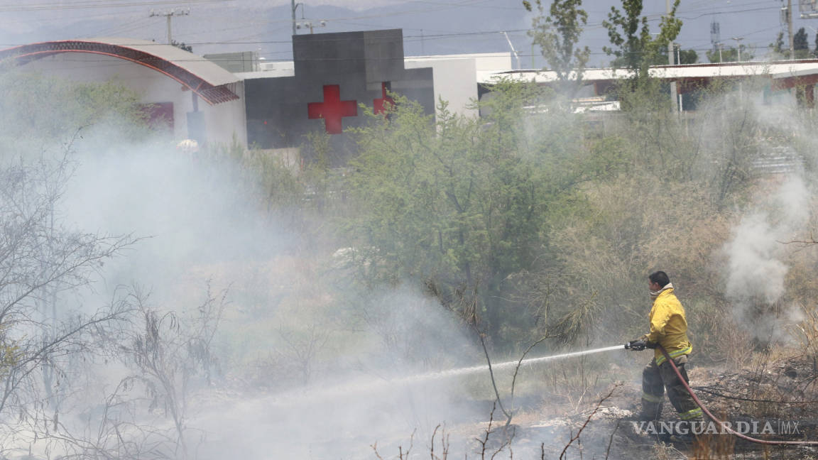 Se incendia baldío frente a la Cruz Roja de Saltillo