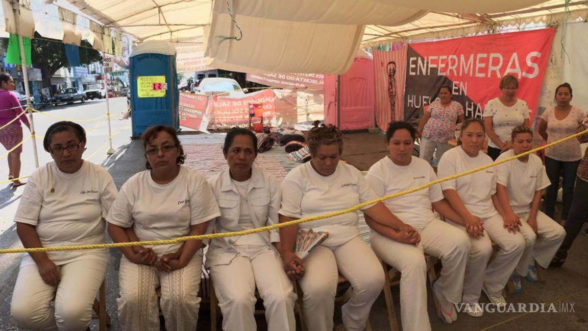 Enfermeras protestan y se suturan los labios en Chiapas