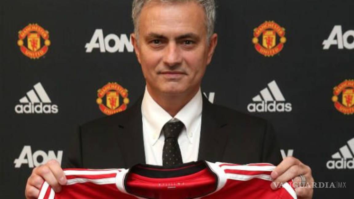 Manchester United presenta como su nuevo técnico a José Mourinho