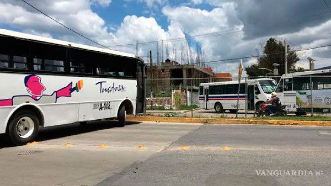 Encapuchados toman camiones y bloquean zona universitaria en Oaxaca