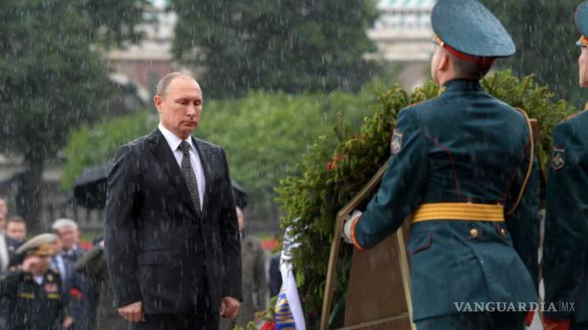 Putin demuestra su disciplina bajo aguacero en evento oficial