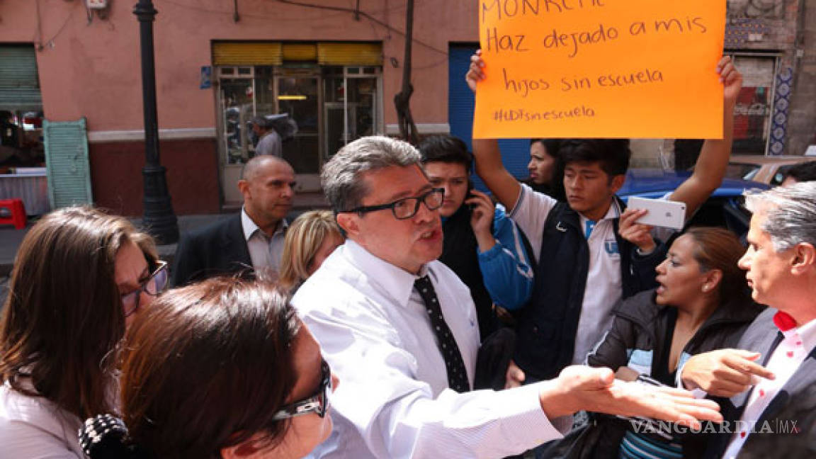 Alumnos de bachillerato exigen a Ricardo Monreal pago de becas
