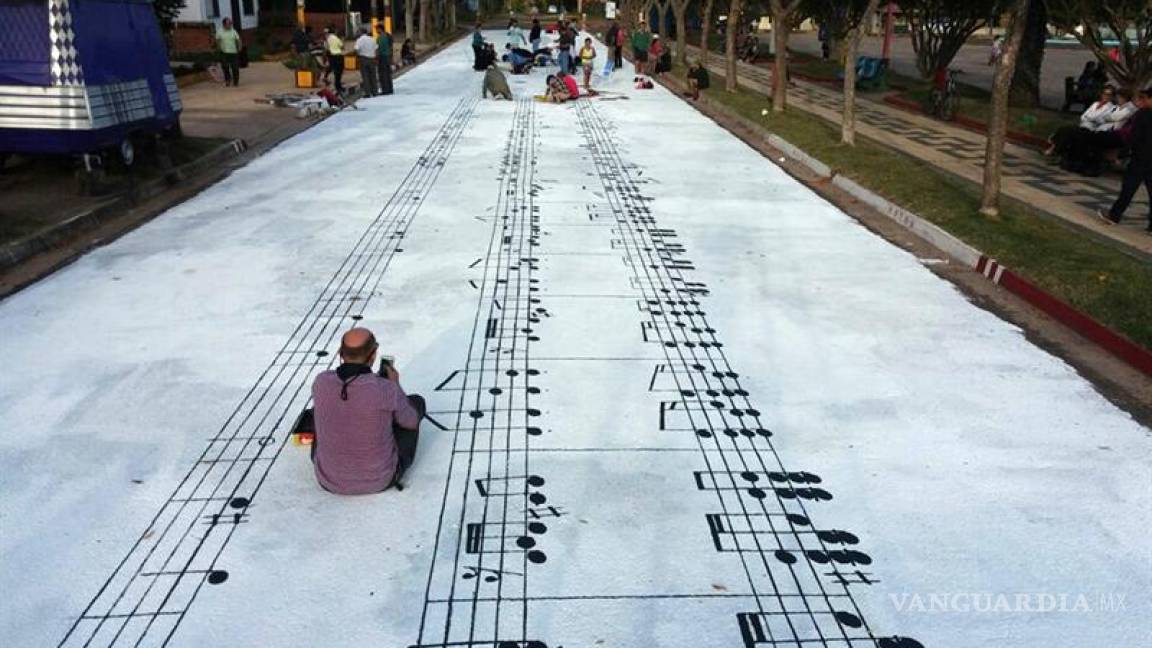 Pintan La Cumparsita, a lo largo de 82 metros, en el suelo de una calle