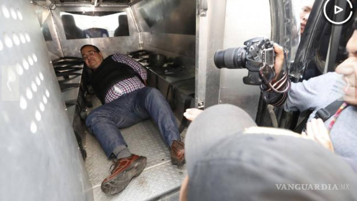 Duarte, tirado e impotente en una jaula móvil; rechaza opción preliminar de extradición