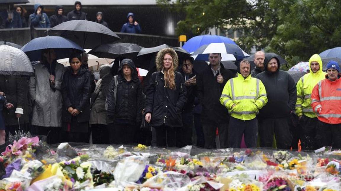 Rinden tributo a las víctimas de los atentados en Londres con un minuto de silencio