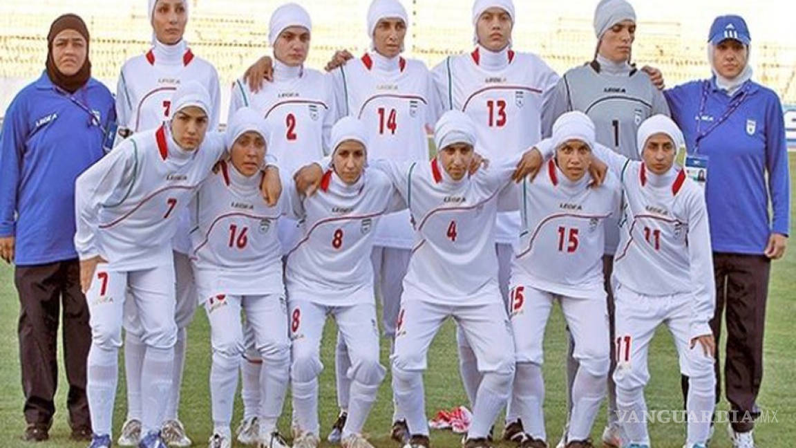 ¡Selección femenina de Irán tiene 8 jugadores varones!