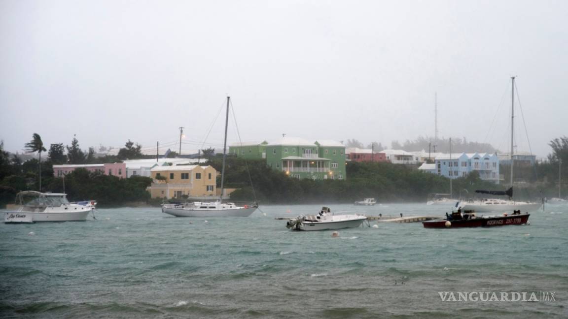 El ojo del huracán de categoría 3 Nicole pasa sobre las islas Bermudas