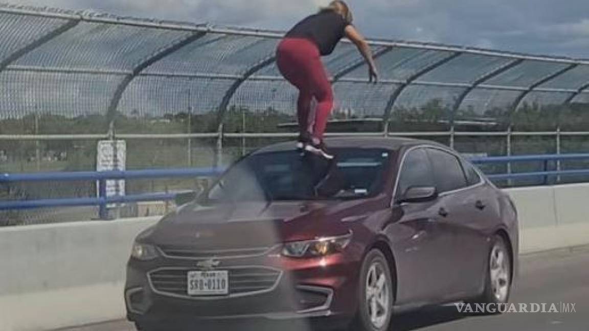 Mujer se viraliza al caminar sobre cofre de auto en movimiento en Puente Internacional de Piedras Negras