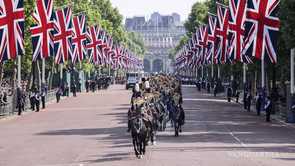 $!La tropa del rey de la artillería montada real recorre el paseo The Mall en camino para disparar una salva ceremonial en Londres.