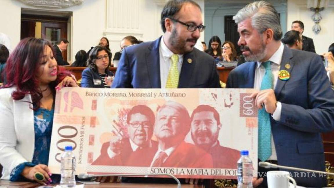 Perredistas hacen billete con la cara de líderes de Morena