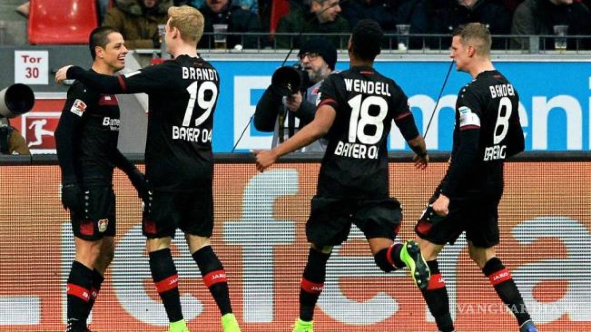 'Chicharito' marca doblete con el Bayer Leverkusen