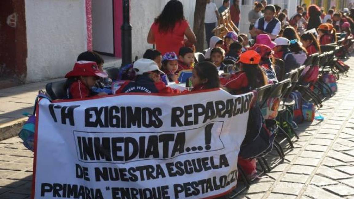 Alumnos de escuela primaria de Oaxaca reanudan clases en la calle