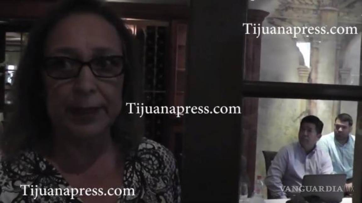 Dan sobres con dinero a reporteros en reunión de diplomáticos en Tijuana