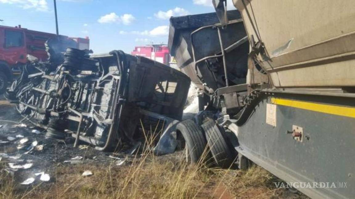 Tras choque de minibús y camión mueren 20 niños en Sudáfrica