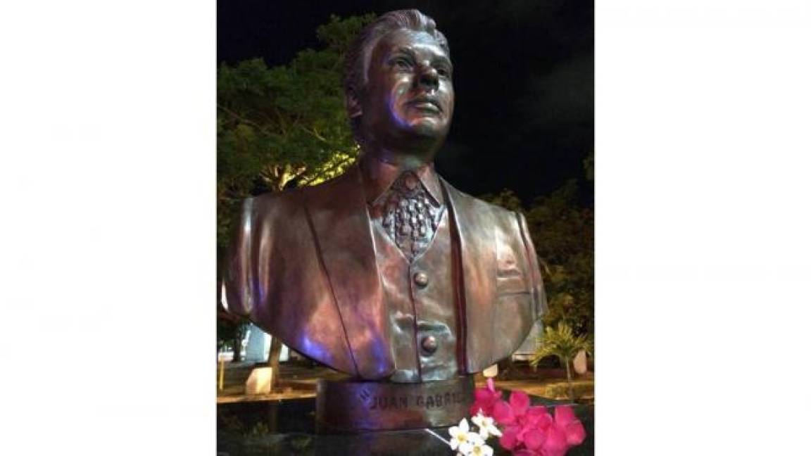 Develan escultura en honor a Juan Gabriel en Cancún