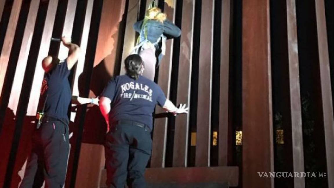 'Polleros' dejan colgada a mujer en valla fronteriza
