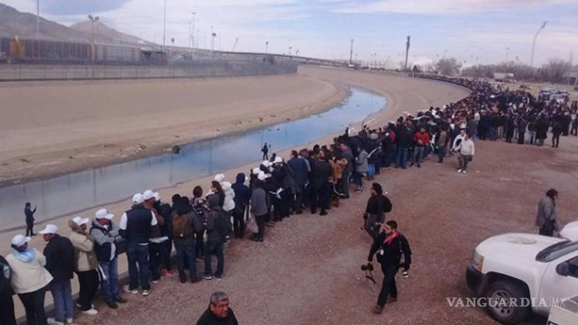 Mexicanos y estadounidenses realizan muro humano en la frontera