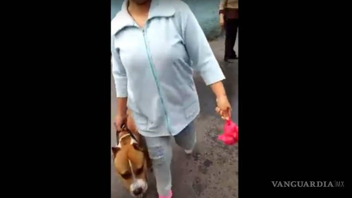 Mujer amenaza a vecinos con su perro y la llaman #LadyPitbull