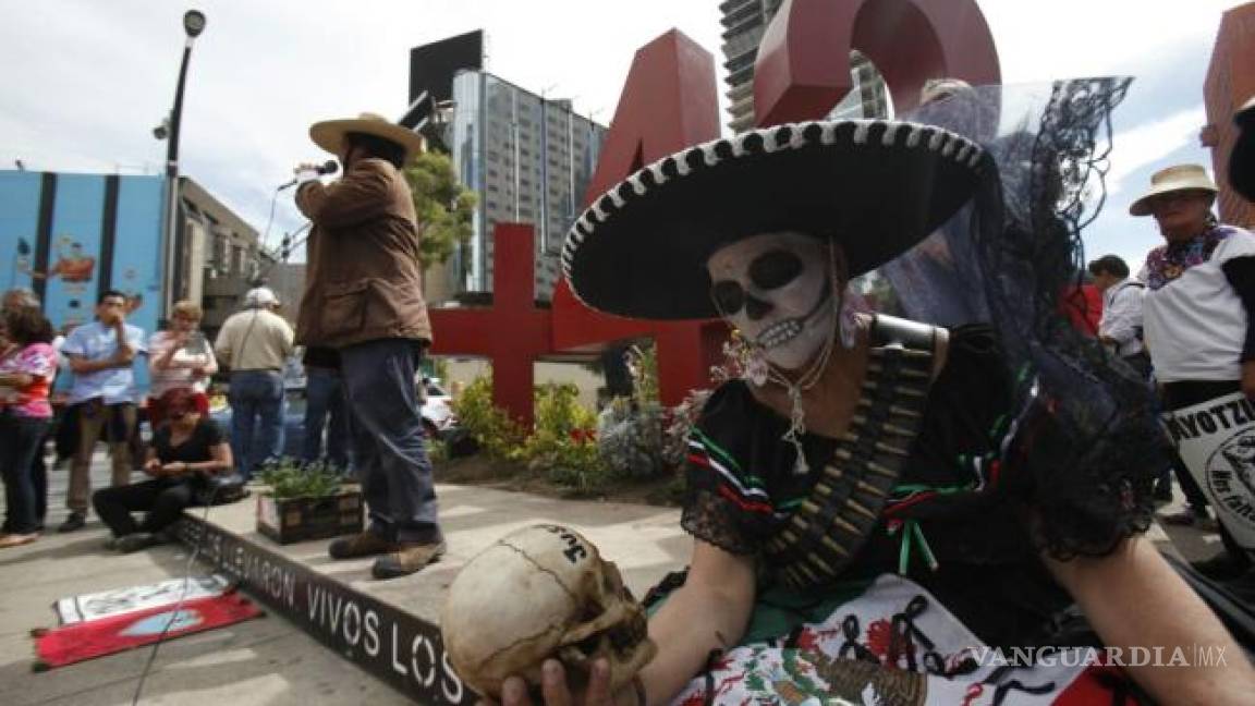 Plantan 43 árboles por desaparecidos de Ayotzinapa