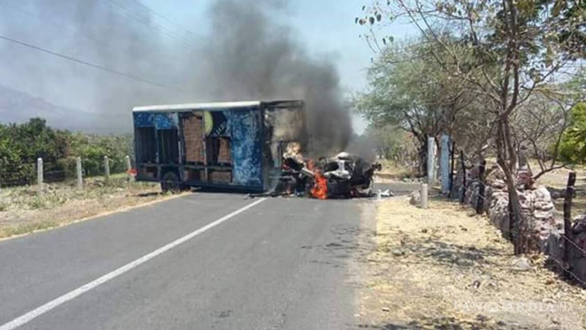 Por tercer día seguido, bloquean carreteras e incendian vehículos en Michoacán
