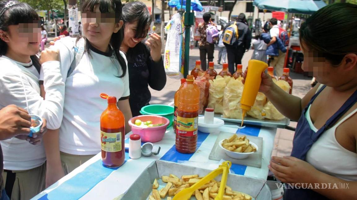98 por ciento de escuelas siguen vendiendo comida chatarra a menores, advierten