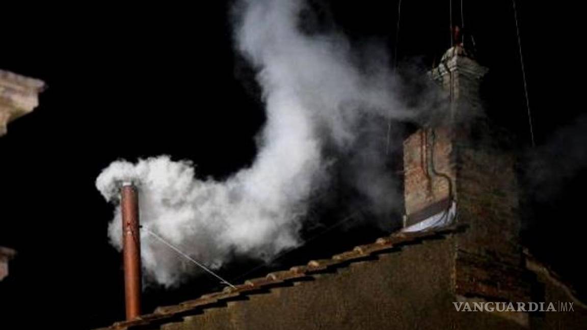 Hay humo blanco en El Vaticano, 'Habemus Papam'