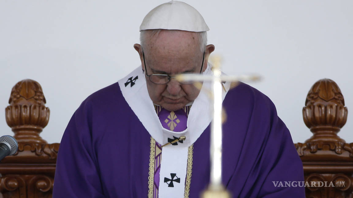&quot;Aunque sean 3 minutitos en Ciudad Juárez”, ruegan al Papa, el último día, padres de los 43