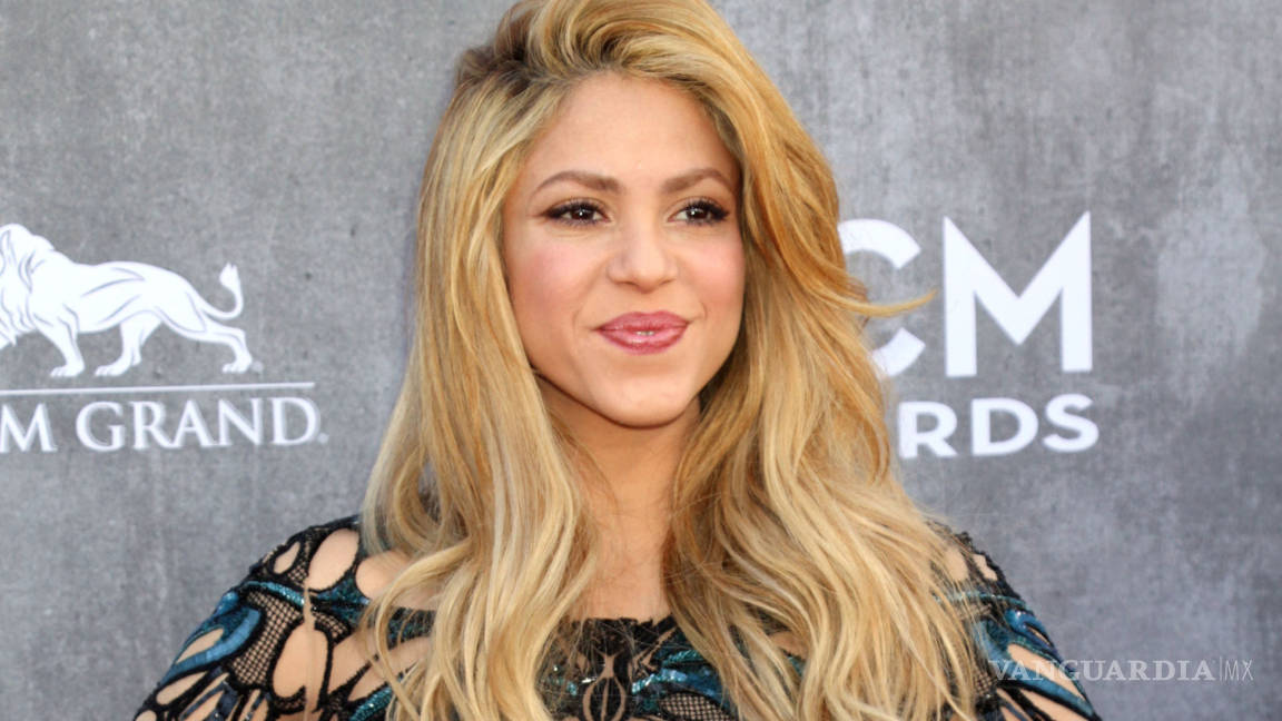 Shakira felicita a Carlos Vives con pastel de “La Bicicleta”
