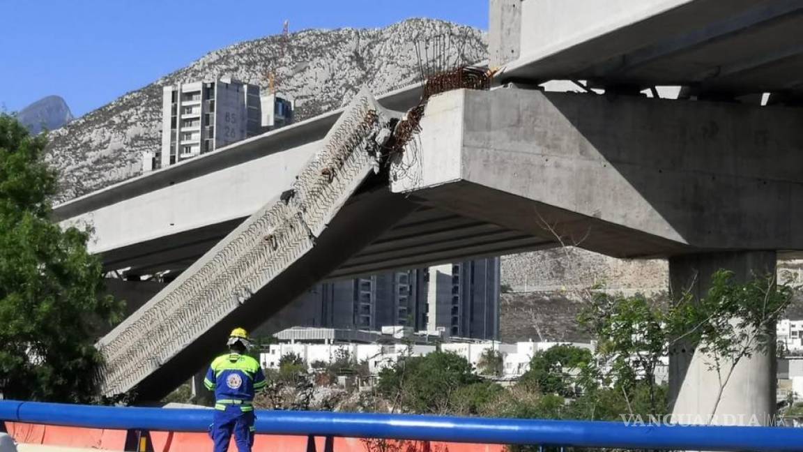 Colapsa viga de paso elevado sobre avenida Morones Prieto en Santa Catarina, NL
