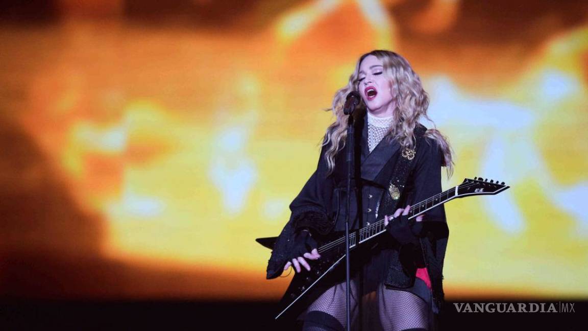 Madonna llama a convertir la oscuridad en luz tras atentados de París