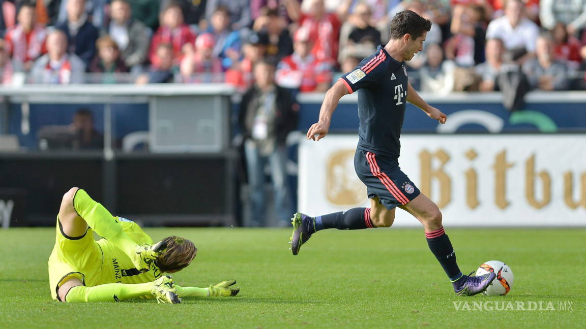 Bayern Múnich defiende la cima con un doblete de Lewandowski