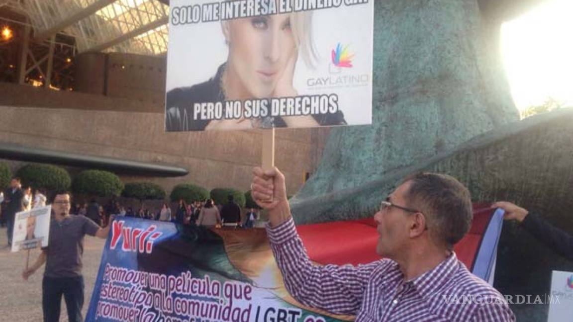 Protesta comunidad gay contra Yuri afuera del Auditorio Nacional