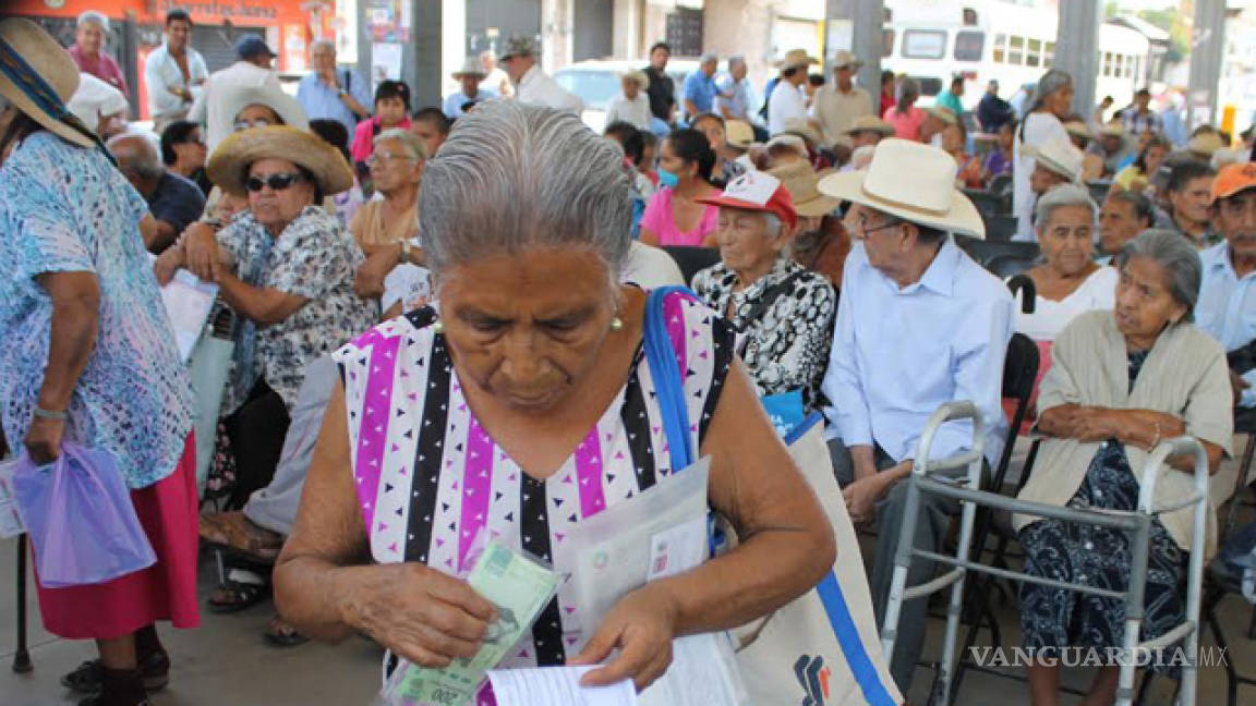 En Torreón beneficiarios de “65 y Más” no alcanzaron a cobrar