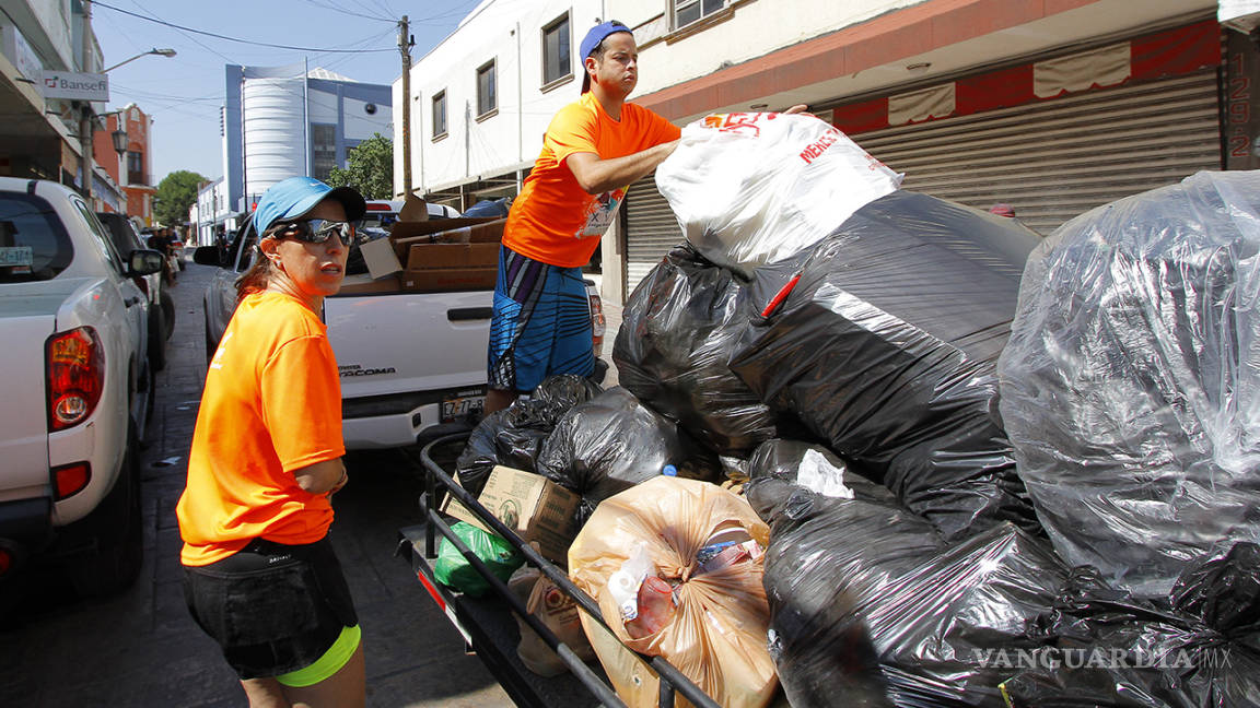 Amanece Saltillo como basurero, funcionarios salen a limpiar las calles