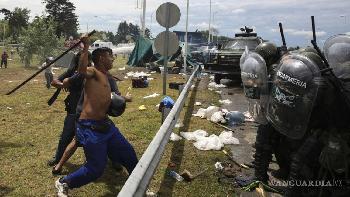 Reprimen a trabajadores despedidos que bloqueaban autopista en Argentina