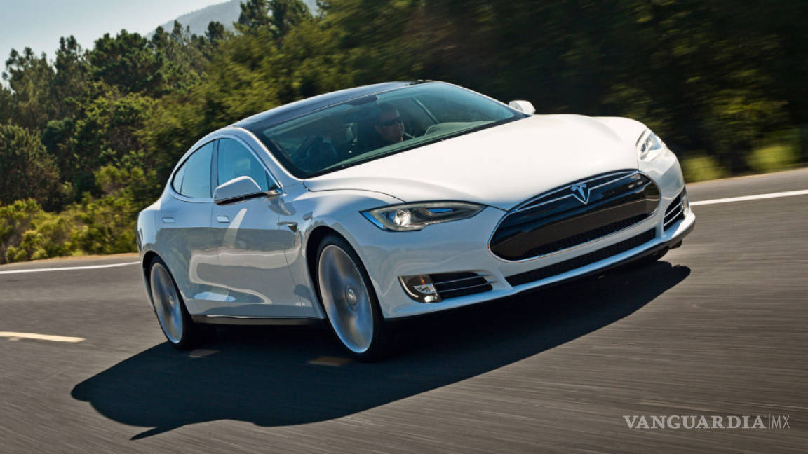 Tesla agrega piloto automático en sus autos