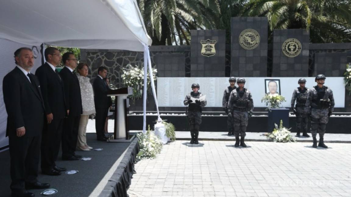 PGR rinde homenaje a comandante caído en Michoacán