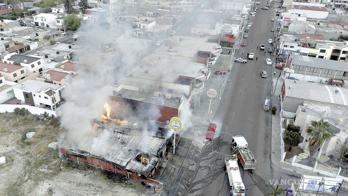 Consume incendio 'Los Tacos de Checo', restaurante tradicional de Saltillo; error humano provoca el siniestro