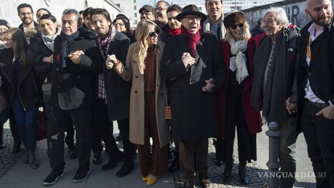 Protesta Diego Luna contra Trump ante el muro de Berlín
