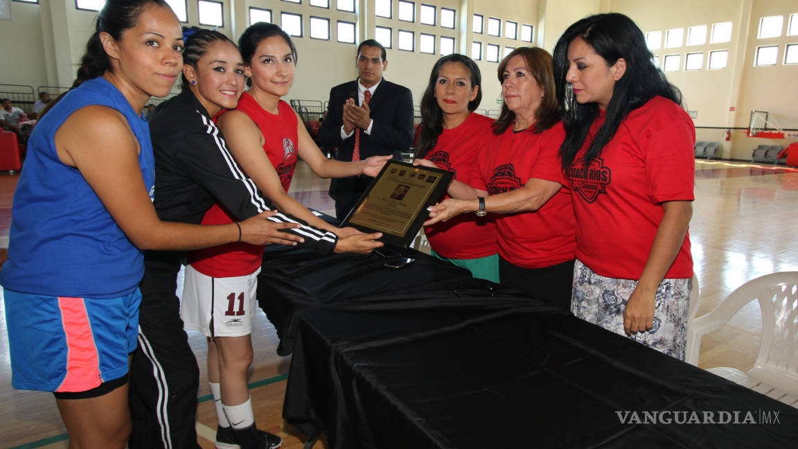 Jugadoras y familia recuerdan al coach Ríos en la duela