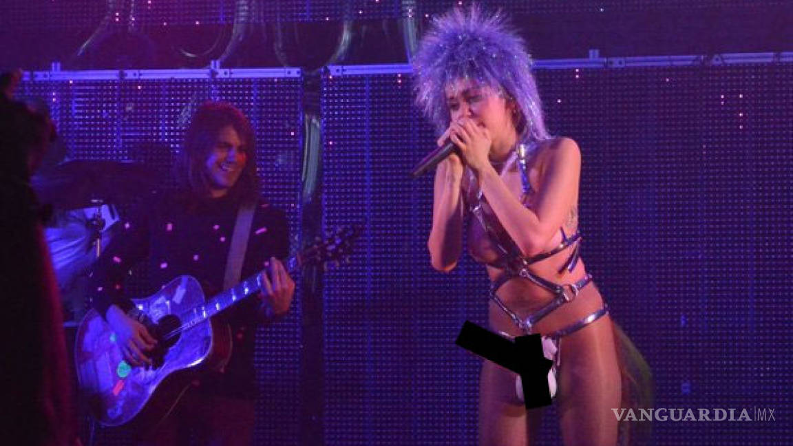 Miley Cyrus vuelve a sorprender, usa ropa “bondage” y pene de plástico en concierto (Fotos)