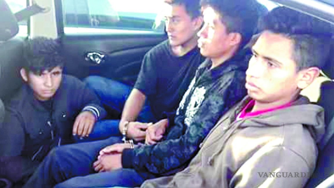 Aseguran a 13 migrantes en Arteaga; 2 iban en cajuelas de autos