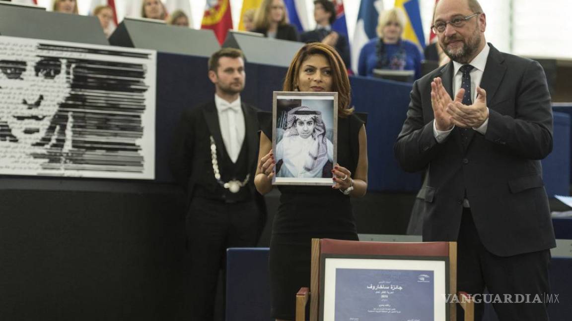Bloguero saudí Raif Badawi recibe el premio Sájarov