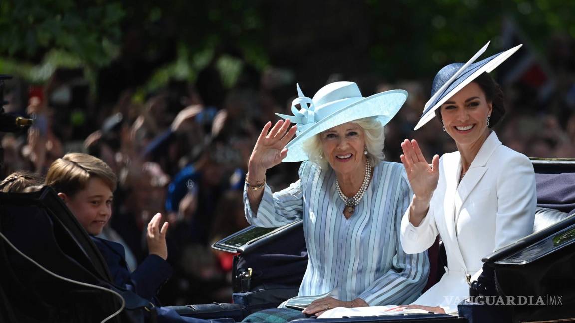 $!El príncipe George (i), Camilla duquesa de Cornualles (c) y Catalina duquesa de Cambridge (d) durante el jubileo de platino de la reina Isabel II en Londres.